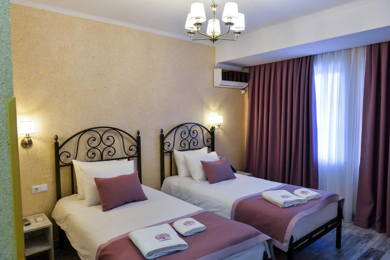 Hotel Magnolia In The City Centre Kutaisi Exterior photo